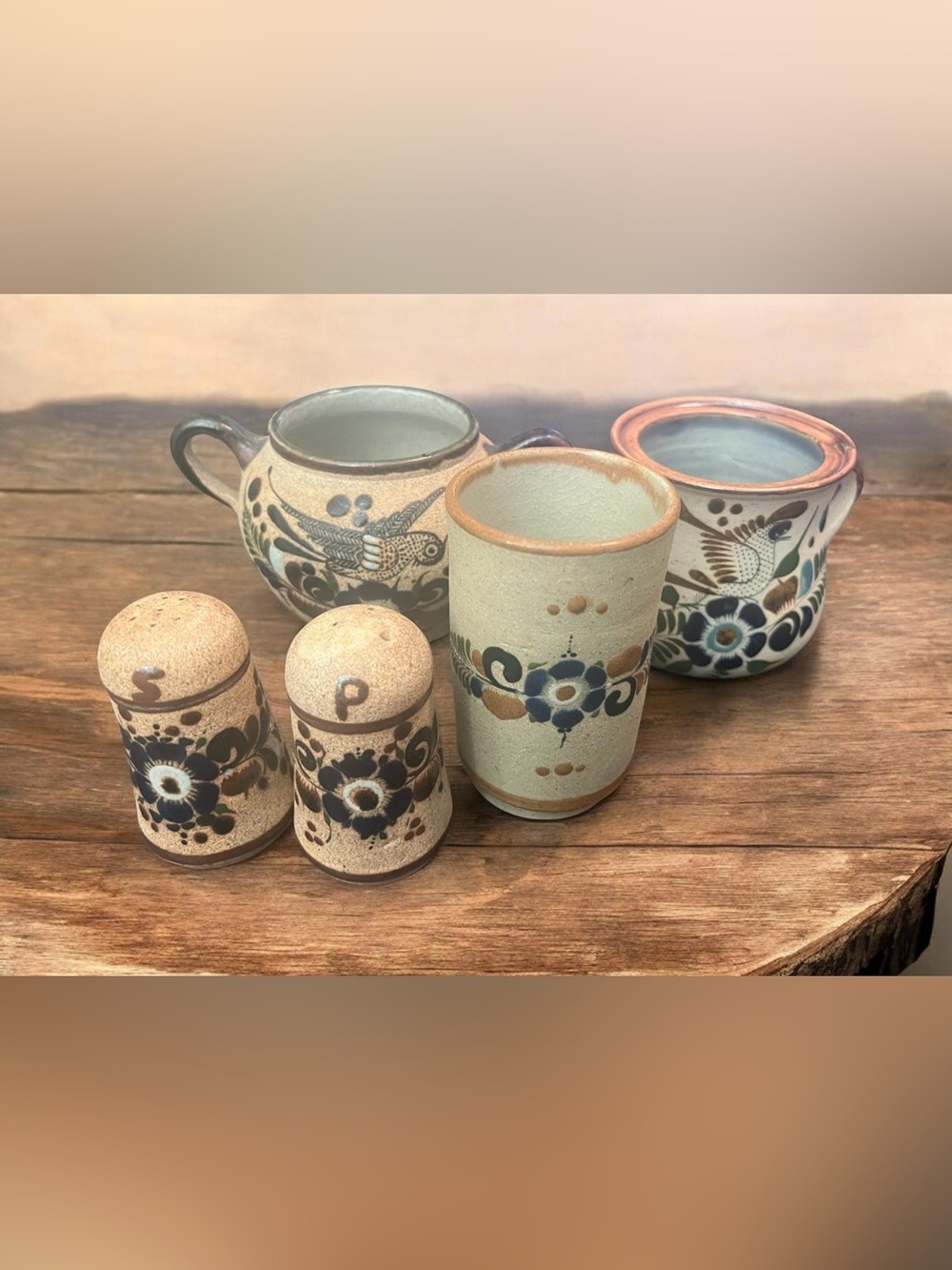Vintage hand-painted Tonala pottery 5
Piece set with birds and floral motifs.